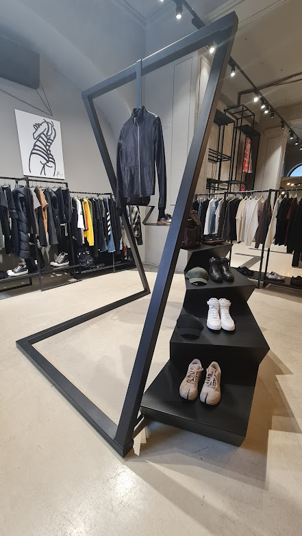 DISPLAY HAINE ENTRANCE 2