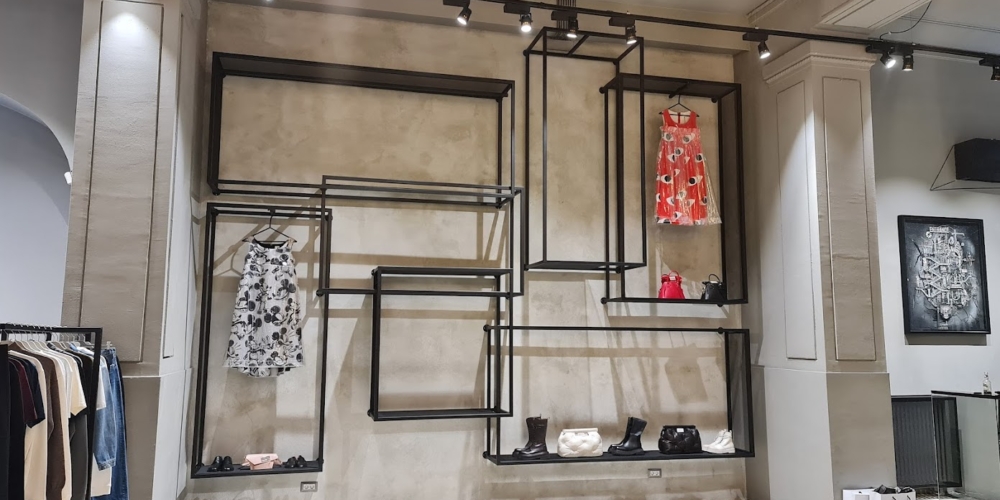 INSTALATIE PERETE MAGAZIN ENTRANCE