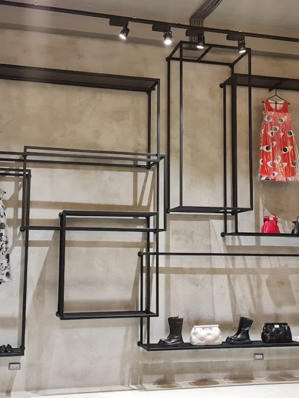 INSTALATIE PERETE MAGAZIN ENTRANCE